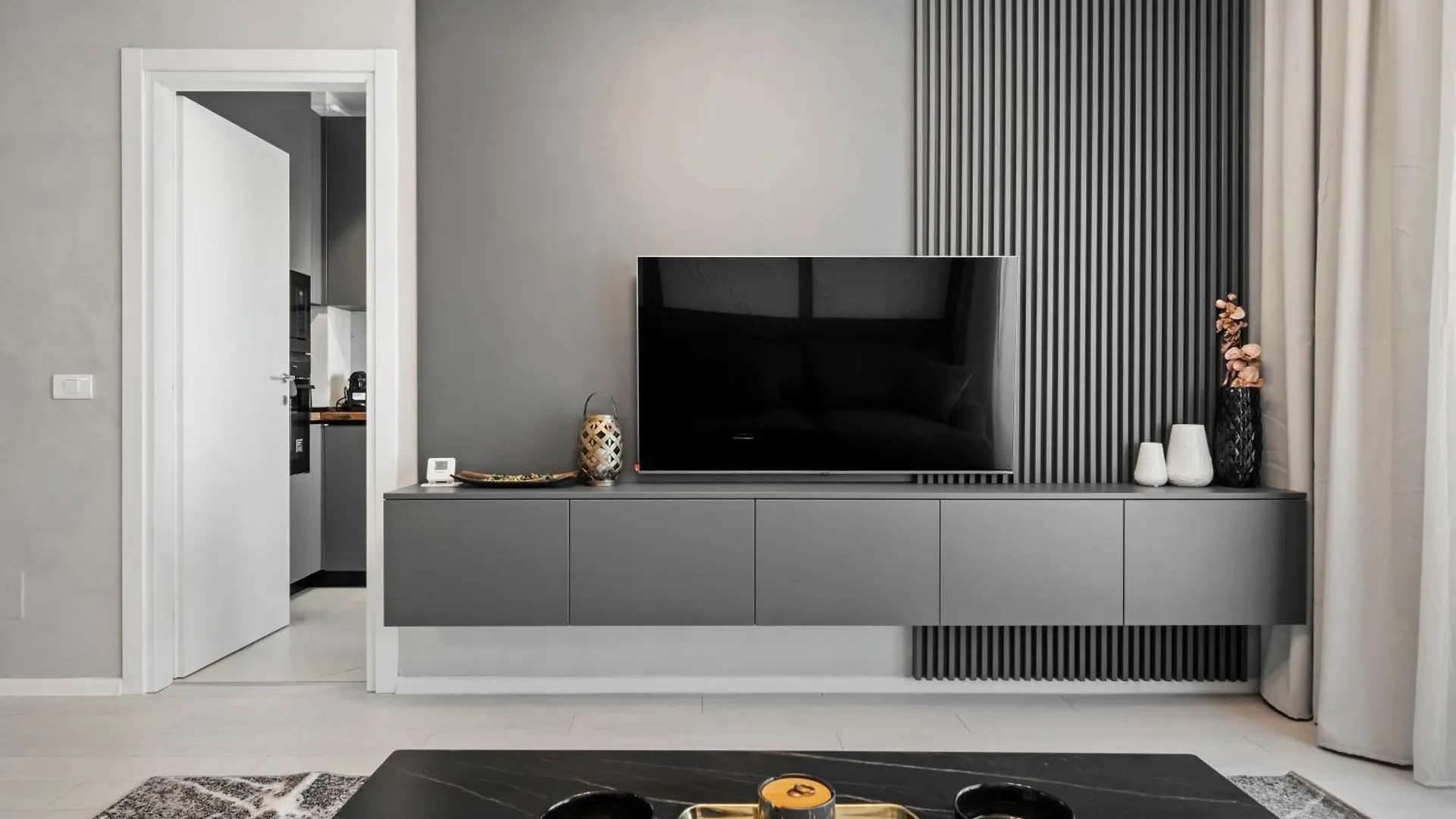 Ultra-Modern & Spacious 2Br Apartment With Balcony Boekarest Roemenië