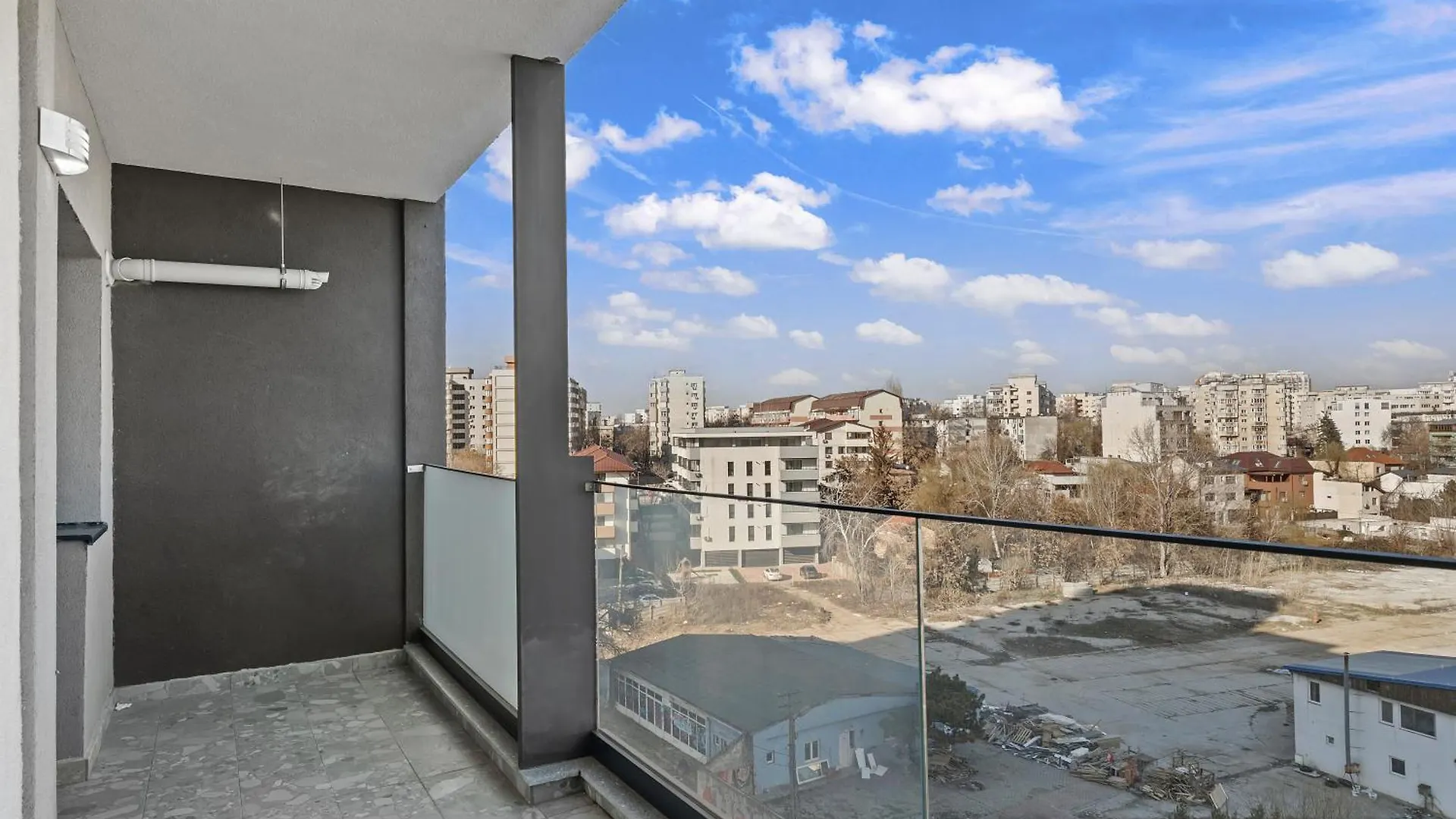 Ultra-Modern & Spacious 2Br Apartment With Balcony Boekarest 0*,  Roemenië