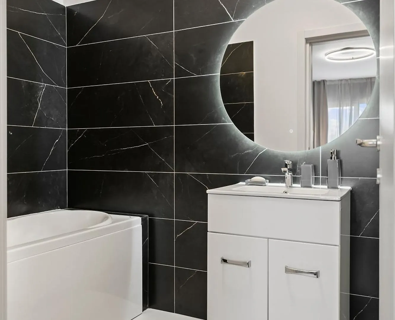 Ultra-Modern & Spacious 2Br Apartment With Balcony Bukarest 0*,  Rumänien