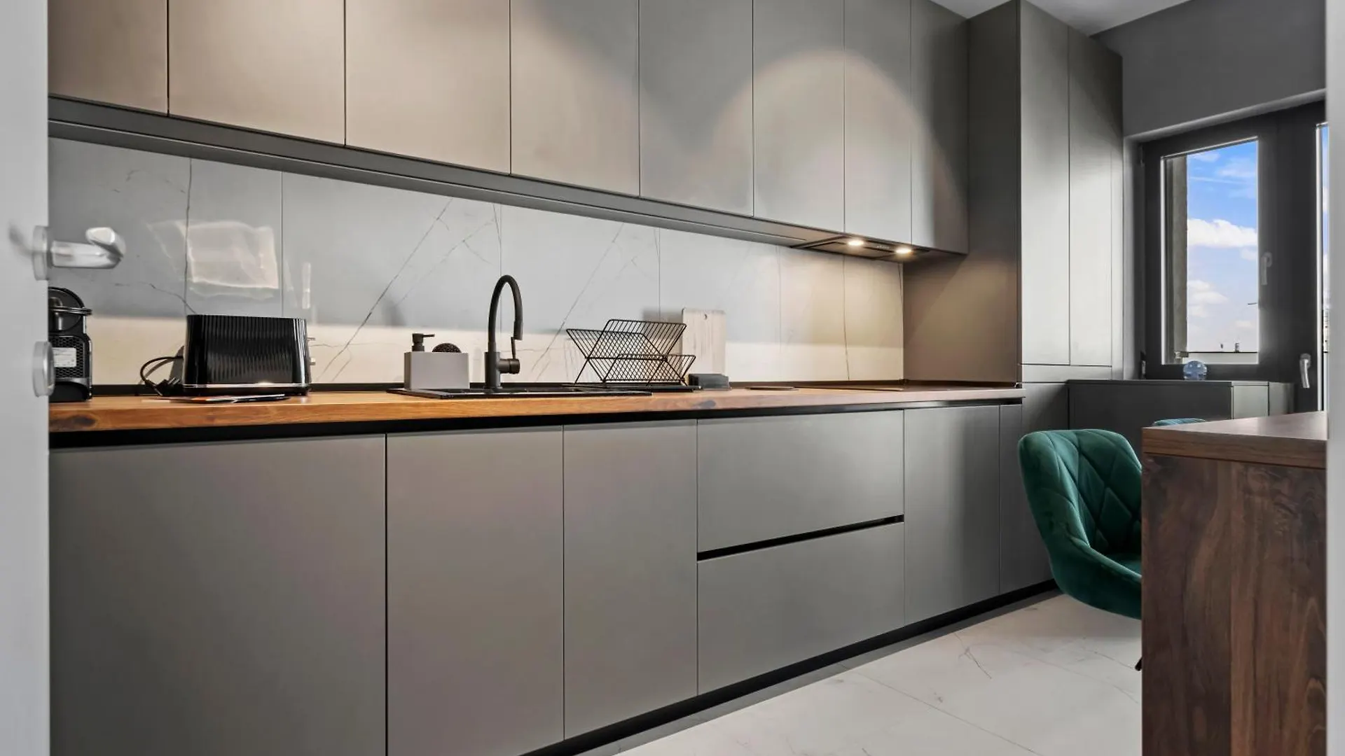 Ultra-Modern & Spacious 2Br Apartment With Balcony Bucharest Romania