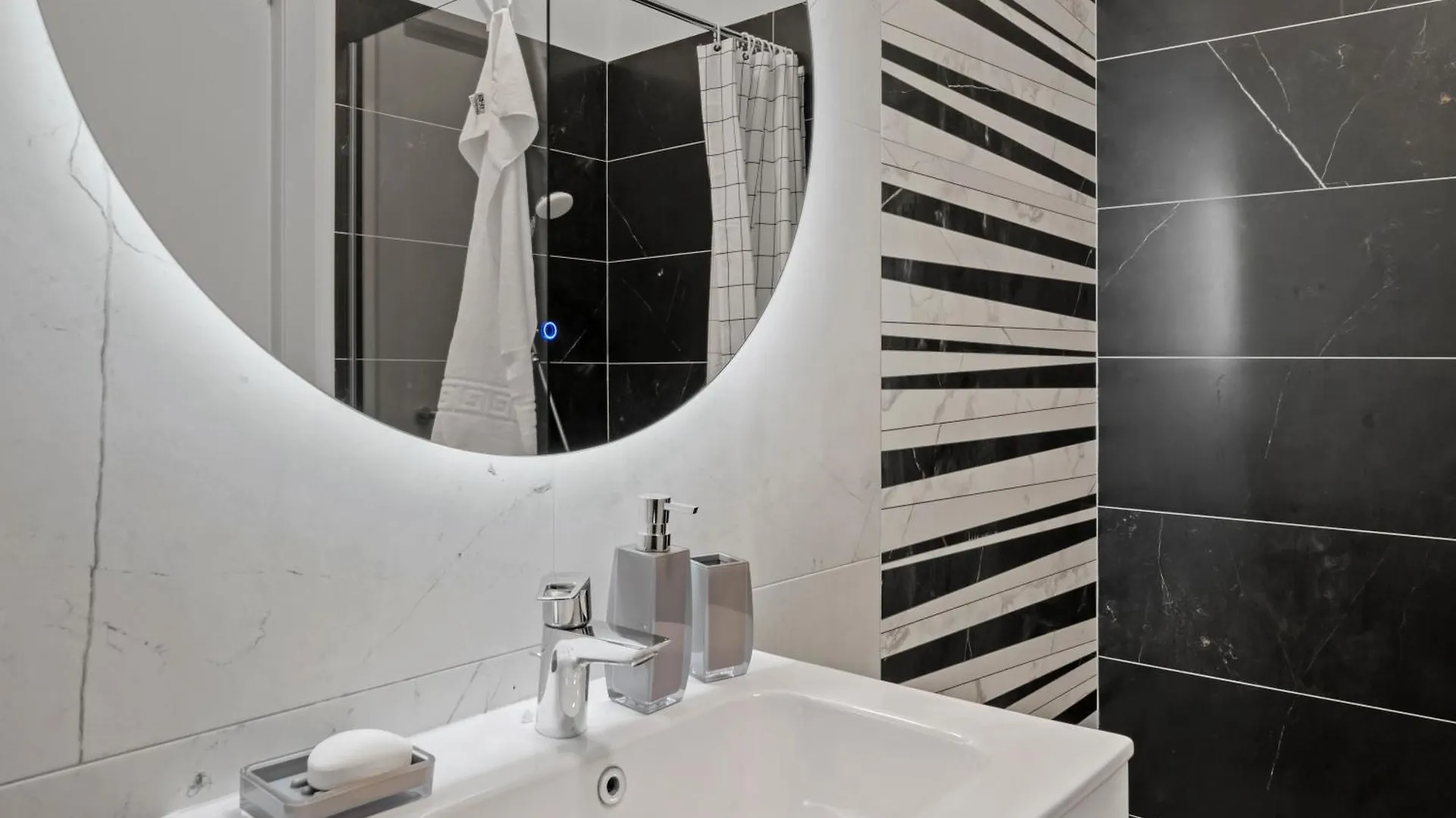 Ultra-Modern & Spacious 2Br Apartment With Balcony Bucharest Romania