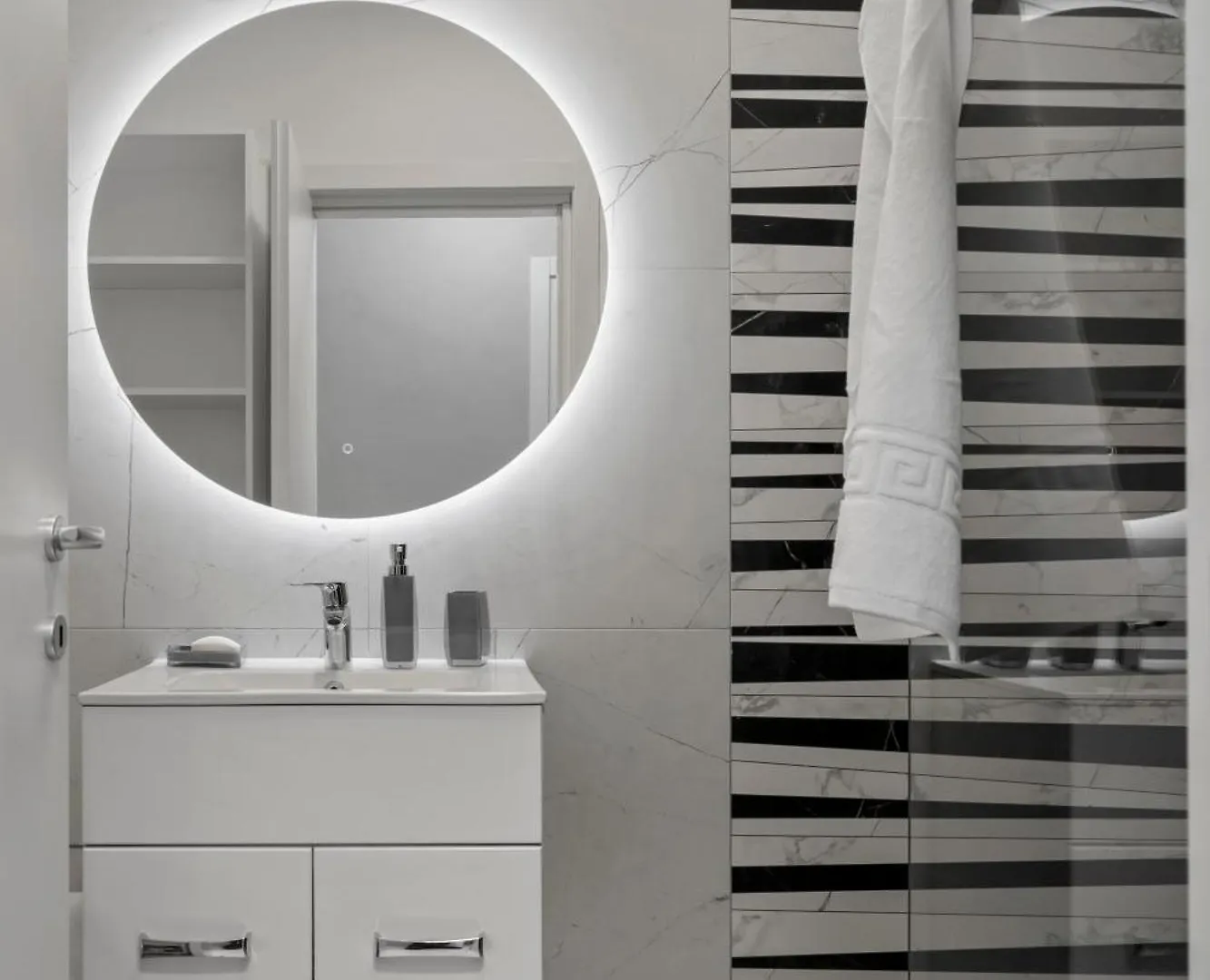 Ultra-Modern & Spacious 2Br Apartment With Balcony Bucharest