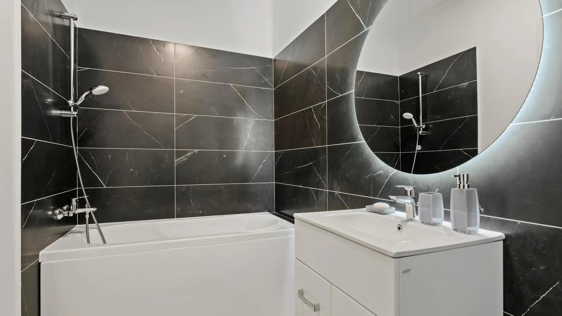 Ultra-Modern & Spacious 2Br Apartment With Balcony Bucharest